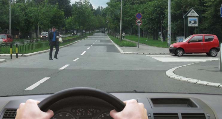 У ситуацији приказаној на слици поступање возача, у погледу пропуштања учесника у саобраћају на раскрсници, регулисано је: