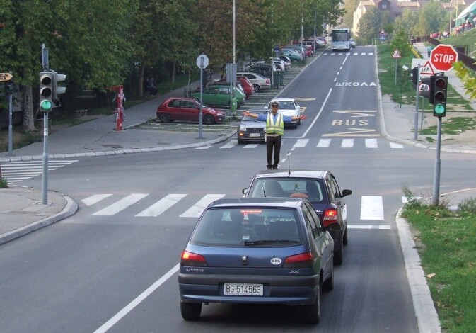 У ситуацији приказаној на слици поступање возача регулисано је: