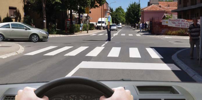 У ситуацији приказаној на слици поступање возача регулисано је:
