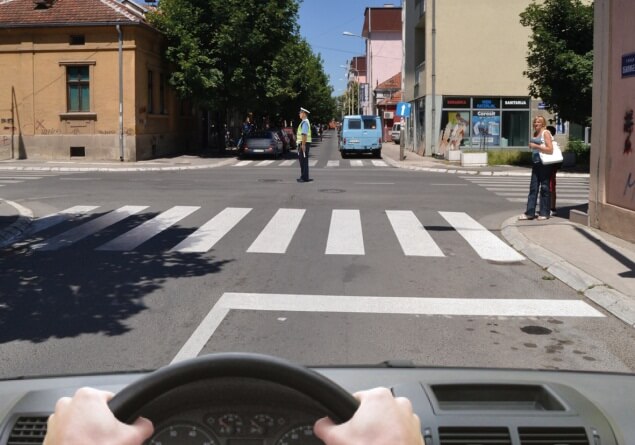У ситуацији приказаној на слици: