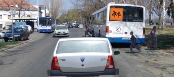 У ситуацији приказаној на слици: