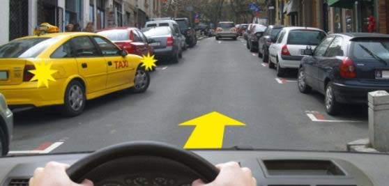 У ситуацији приказаној на слици возач жутог возила се укључује у саобраћај: