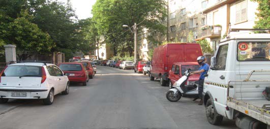 У ситуацији приказаној на слици возач мопеда, односно мотоцикла, који се укључује у саобраћај из гараже на непрегледном месту, дужан је да: