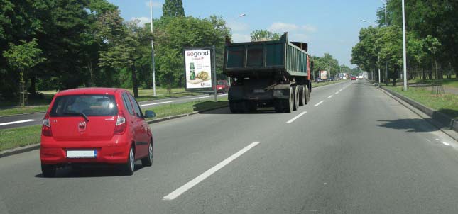 У ситуацији приказаној на слици, на путу у насељу са физички одвојеним коловозним тракама, правилно се креће: