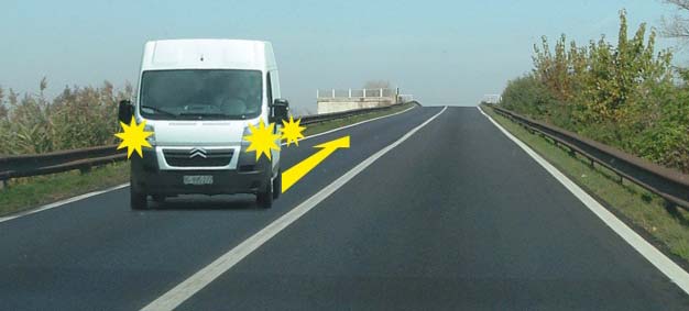 У ситуацији приказаној на слици, на непрегледном делу пута кретање возила уназад: