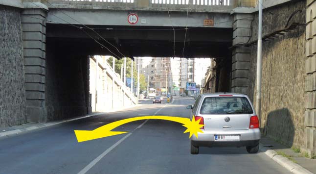 У подвожњаку, у ситуацији приказаној на слици: