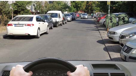 У ситуацији приказаној на слици, безбедно поступање је да:
