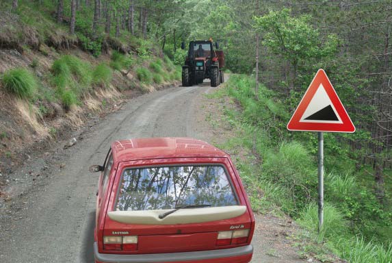 У ситуацији приказаној на слици, на делу пута који је саобраћајним знаком означен као опасан успон, односно као опасна низбрдица, на коме је мимоилажење возила немогуће због сужења пута са обе стране: