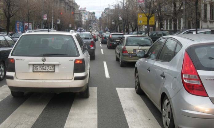 У ситуацији приказаној на слици брже кретање возила у левој саобраћајној траци: