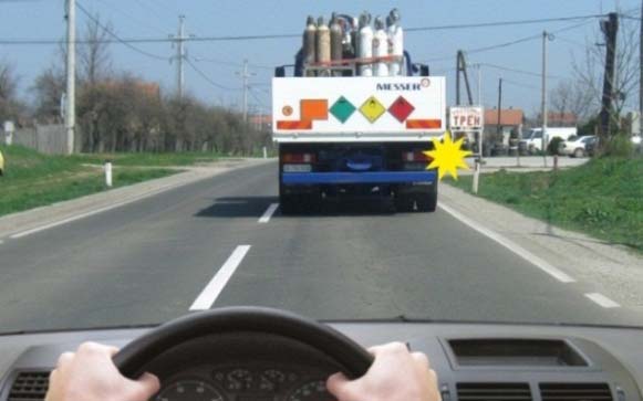 У ситуацији приказаној на слици: