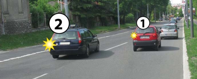 У ситуацији приказаној на слици возачу црвеног возила: