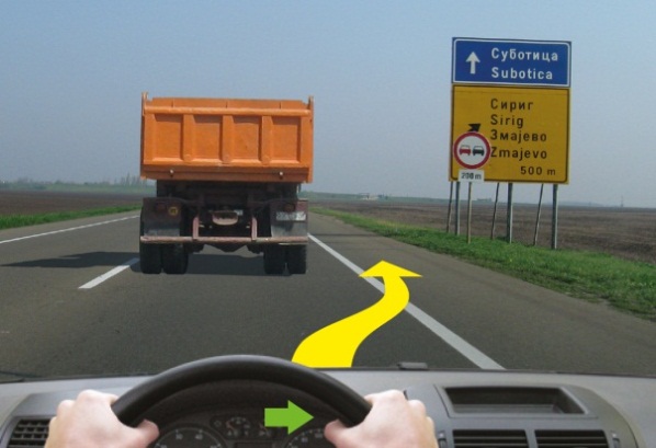 У ситуацији приказаној на слици, на мотопуту:
