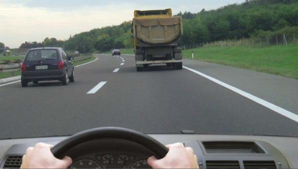 У ситуацији приказаној на слици претицање Вам је дозвољено: