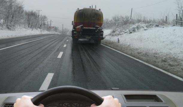 У ситуацији приказаној на слици, на путу са три саобраћајне траке по клизавом коловозу, претицање: