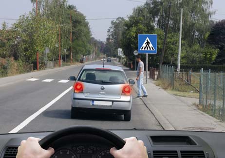 У ситуацији приказаној на слици, претицање возила које се зауставља ради пропуштања пешака: