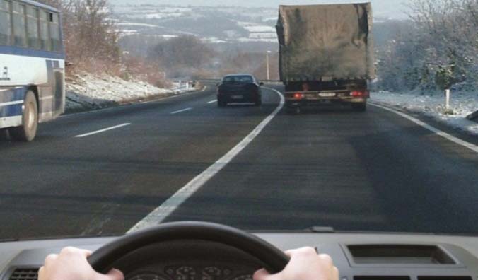 У ситуацији приказаној на слици претицање теретног возила: