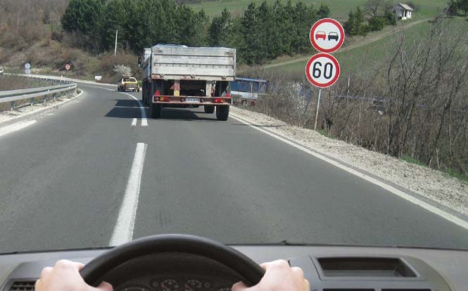У ситуацији приказаној на слици претицање теретног возила: