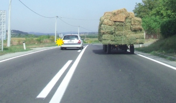 У ситуацији приказаној на слици, према ознакама на коловозу, возачу путничког возила претицање: