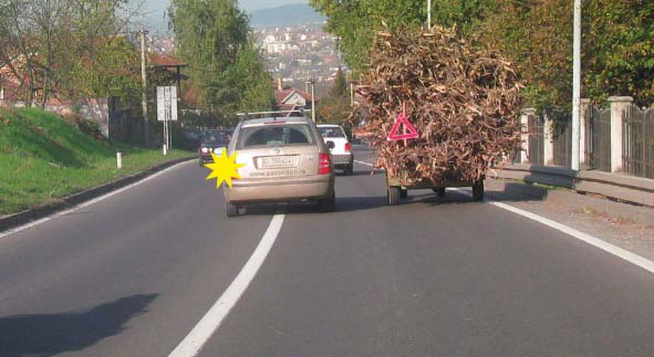 У ситуацији приказаној на слици, возачу путничког возила претицање мотокултиватора: