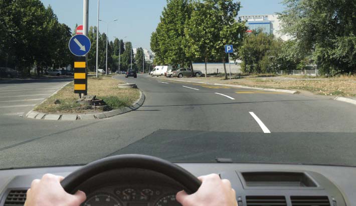 У ситуацији приказаној на слици обилажење површине која није намењена за саобраћај возила Вам је дозвољено: