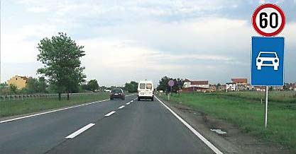 Возач теретног возила приказаног на слици, дужан је да се креће брзином која није већа од: