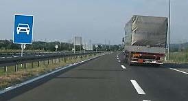 Возач теретног возила највеће дозвољене масе 10.000 kg, у ситуацији приказаној на слици, дужан је да се креће брзином која није већа од: