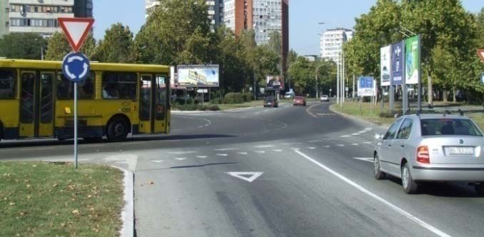У ситуацији приказаној на слици возач путничког возила: