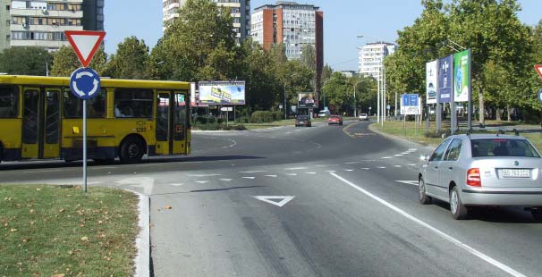 У ситуацији приказаној на слици возач аутобуса: