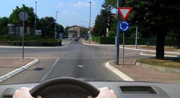 У ситуацији приказаној на слици, при полукружном окретању: