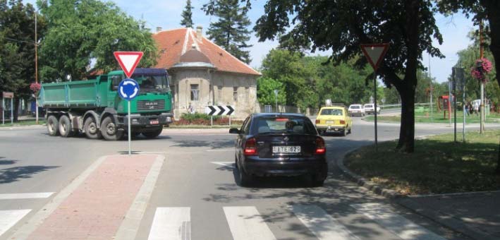 У ситуацији приказаној на слици возач теретног возила: