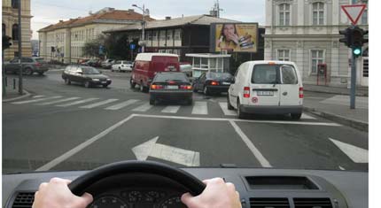 У ситуацији приказаној на слици, када се возила у раскрсници испред Вас не крећу: