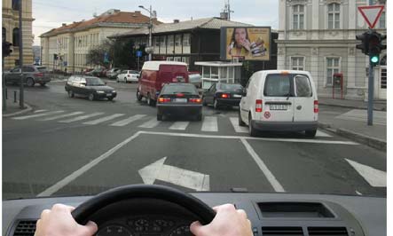 У ситуацији приказаној на слици, испред раскрснице заузели сте положај на саобраћајној траци тако да: