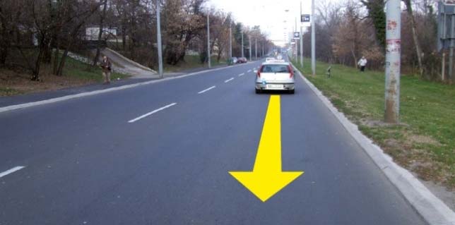 У ситуацији приказаној на слици возач возила које се креће уназад:
