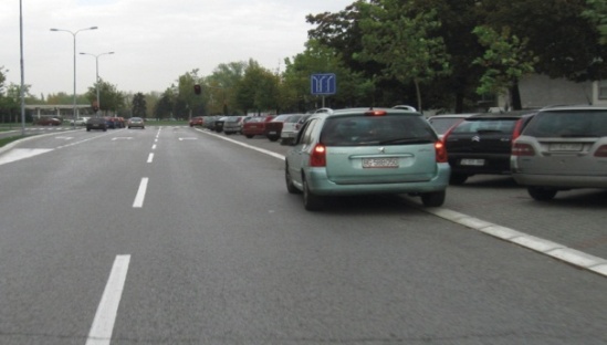 У ситуацији приказаној на слици: