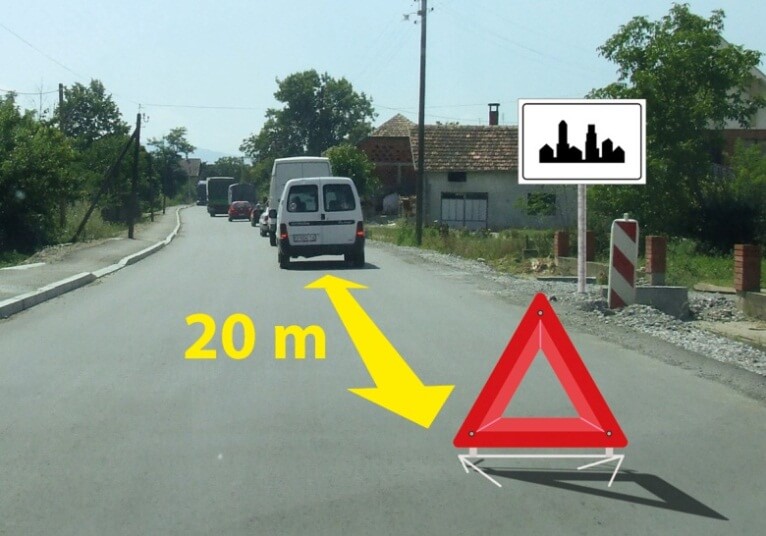 У ситуацији приказаној на слици колона заустављених моторних возила на путу у насељу: