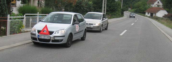 У ситуацији приказаној на слици моторно возило које вуче неисправно моторно возило: