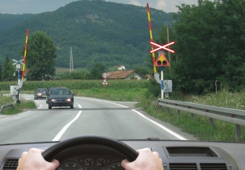 У ситуацији приказаној на слици дужни сте да: