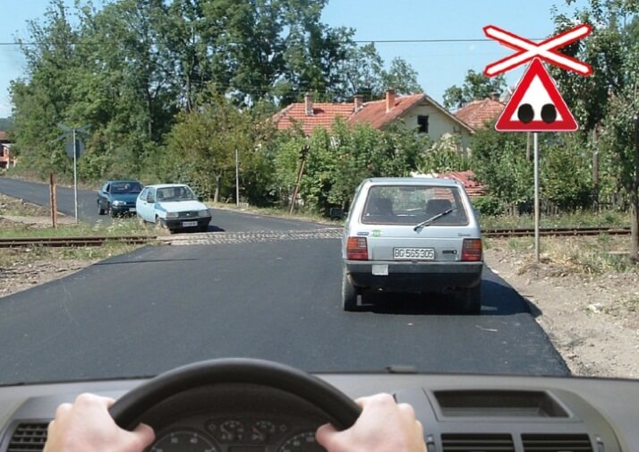 У ситуацији приказаној на слици дужни сте да: