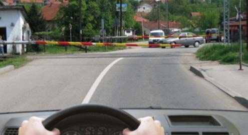 У ситуацији приказаној на слици: