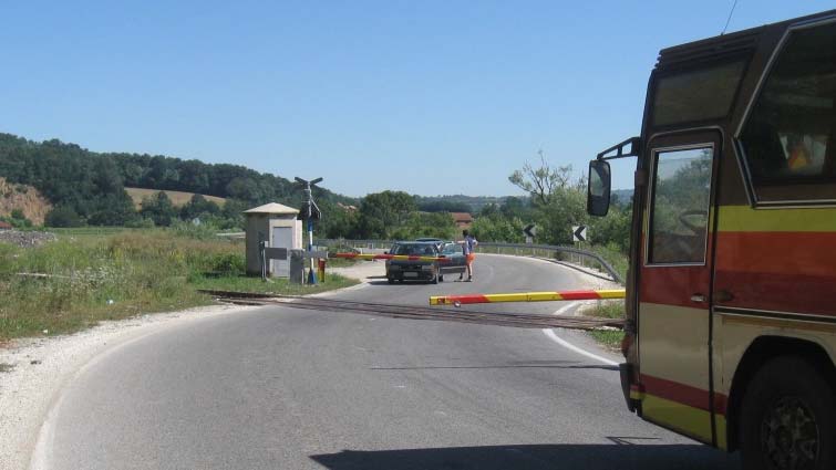 У ситуацији приказаној на слици возач аутобуса: