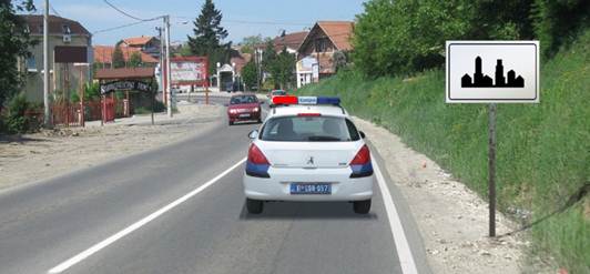У ситуацији приказаној на слици возило полиције се: