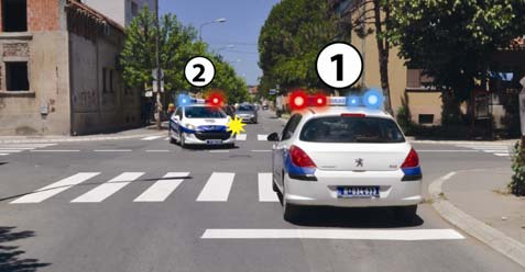 У ситуацији приказаној на слици првенство пролаза има возило означено бројем: