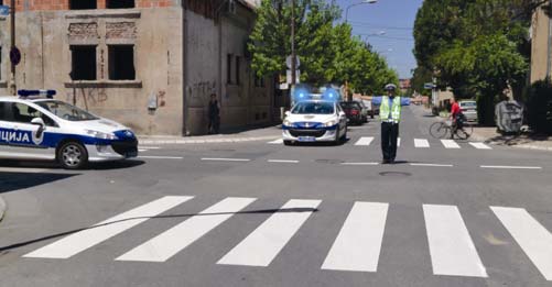 У ситуацији приказаној на слици: