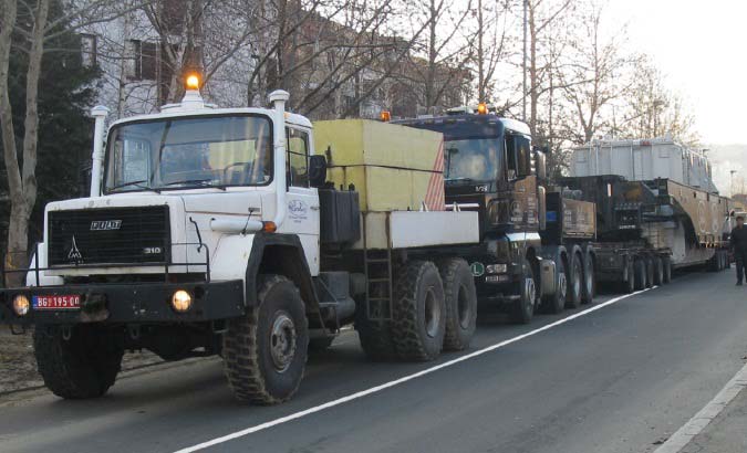 У ситуацији приказаној на слици, скуп возила које прелази прописане димензије: