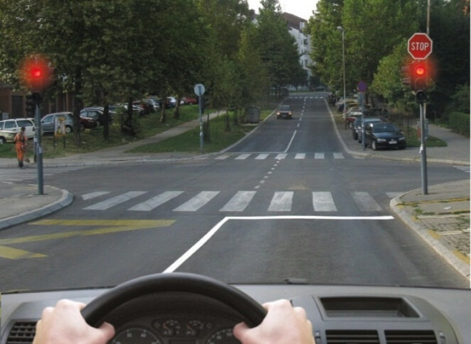 У ситуацији приказаној на слици: