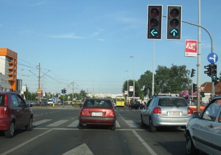У ситуацији приказаној на слици, светлосни саобраћајни знакови дозвољавају кретање: