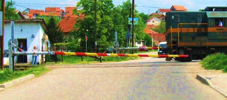У ситуацији приказаној на слици, уређаји којима се забрањује и спречава прелазак возила су: