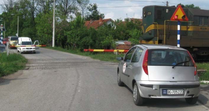 У ситуацији приказаној на слици, уређаји којима се забрањује и спречава прелазак возила су:
