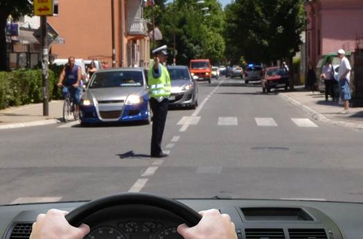 У ситуацији приказаној на слици: