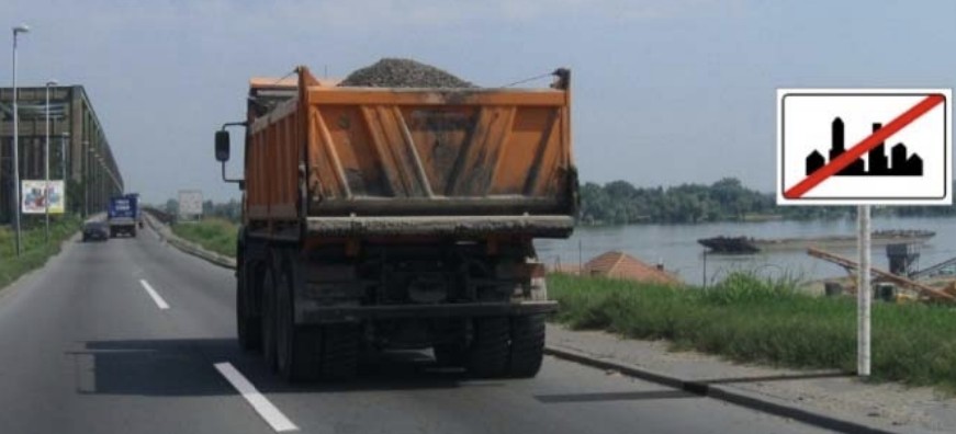 У ситуацији приказаној на слици: